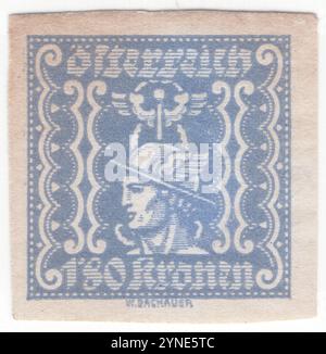 AUTRICHE — 1922 janvier : timbre de journal gris-bleu de 1,80 couronnes représentant la tête stylisée de l'ancien Dieu Mercurius (Mercure, Hermès) avec un Caduceus et un casque ailé encadré d'un ornement géométrique. Mercure est un Dieu majeur dans la religion romaine et la mythologie, étant l'un des 12 Dii Consentes dans l'ancien panthéon romain. Il est le Dieu du gain financier, du commerce, de l’éloquence, des messages, de la communication (y compris la divination), voyageurs, frontières, chance, ruse et voleurs; il sert aussi de guide aux âmes vers le monde souterrain et de « messager des dieux » Banque D'Images