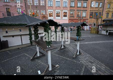 Varsovie, Pologne. 25 novembre 2024. Les décorations de Noël sont vues à la ville se prépare pour la saison de Noël à Varsovie, en Pologne, le 25 novembre 2024. Selon un rapport d'Ipsos, plus d'un tiers des tournées visitant Varsovie viennent de l'étranger, ce qui fait de la ville une alternative viable pour les destiantions de Noël en Europe occidentale. (Photo de Jaap Arriens/Sipa USA) crédit : Sipa USA/Alamy Live News Banque D'Images