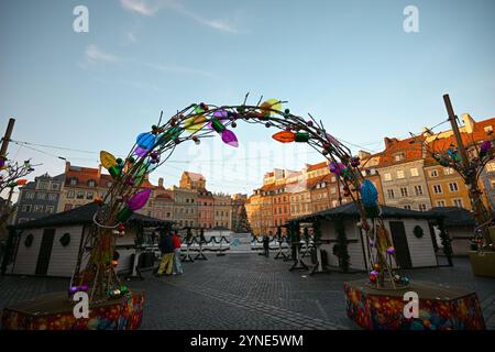 Varsovie, Pologne. 25 novembre 2024. Les décorations de Noël sont vues à la ville se prépare pour la saison de Noël à Varsovie, en Pologne, le 25 novembre 2024. Selon un rapport d'Ipsos, plus d'un tiers des tournées visitant Varsovie viennent de l'étranger, ce qui fait de la ville une alternative viable pour les destiantions de Noël en Europe occidentale. (Photo de Jaap Arriens/Sipa USA) crédit : Sipa USA/Alamy Live News Banque D'Images