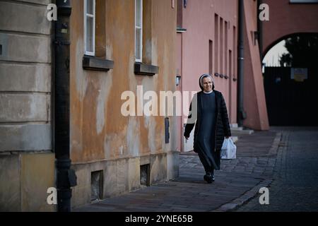 Varsovie, Pologne. 25 novembre 2024. Une religieuse est vue marcher alors que la ville se prépare pour la saison de Noël à Varsovie, en Pologne, le 25 novembre 2024. Selon un rapport d'Ipsos, plus d'un tiers des tournées visitant Varsovie viennent de l'étranger, ce qui fait de la ville une alternative viable pour les destiantions de Noël en Europe occidentale. (Photo de Jaap Arriens/Sipa USA) crédit : Sipa USA/Alamy Live News Banque D'Images