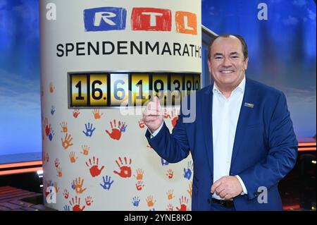 Modérateur Wolfram Kons posiert vor der Spendenanzeige. beim 29. RTL Spendenmarathon wir helfen Kindern 2024 unter dem motto Spenden macht heureux. Beim Diesjährigen Spendenmarathon wurden 16.619.389 Euro gesammelt. Somit wurden nach 29 Jahren über 300 Millionen gesammelt. *** Présentateur Wolfram Kons pose devant l'affichage des dons au RTL Spendenmarathon wir helfen Kindern 2024 29 sous la devise Spenden macht heureux cette année téléthon a levé 16 619 389 euros cela signifie qu'après 29 ans, plus de 300 millions d'euros ont été collectés Banque D'Images