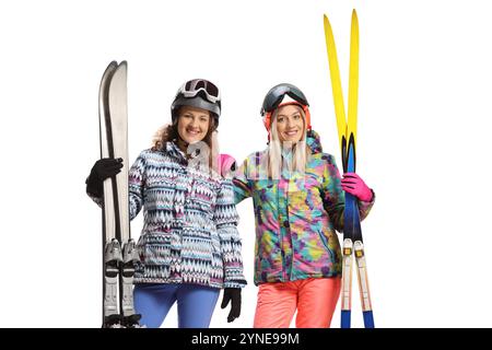 Amis en uniformes de ski souriant et posant isolés sur un fond blanc Banque D'Images