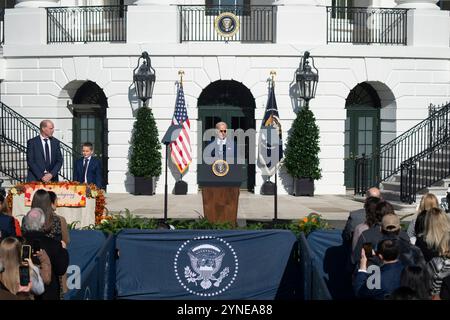Washington DC, États-Unis. 25 novembre 2024. Le président des États-Unis Joe Biden pardonne la Turquie de Thanksgiving national à la Maison Blanche à Washington, DC, le 25 novembre 2024. Crédit : Chris Kleponis/CNP/MediaPunch crédit : MediaPunch Inc/Alamy Live News Banque D'Images
