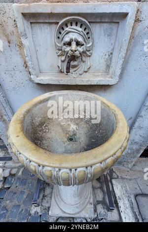 Ancienne fontaine romaine avec tête de lions comme approvisionnement en eau potable dans le château de Saint Ange (Castel Sant Angelo) Banque D'Images