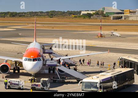 Luqa, Malte - 9 août 2023 : passagers qui descendent d'un vol easyjet après avoir effectué un vol à Malte au début de leurs vacances Banque D'Images