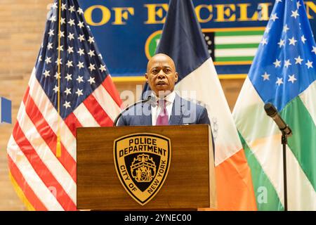 New York, États-Unis. 25 novembre 2024. Le maire Eric Adams parle avant de prêter serment à Jessica Tisch en tant que commissaire de police au One police Plaza de New York le 25 novembre 2024. (Photo de Lev Radin/Sipa USA) crédit : Sipa USA/Alamy Live News Banque D'Images