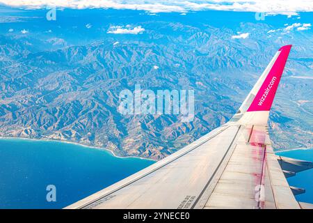 Wizz Air aviation Une aile aérienne hongroise à bas prix Wizzair est vue dans le ciel, le 22 novembre 2024. Tirana Albanie Copyright : xMatrixxImagesx/xArmandoxBabanix Banque D'Images