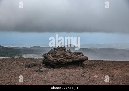 Cratères de Silvestri dans l'Etna, Sicile cratères de Silvestri dans l'Etna près de Catane, Sicile, Italie le 23 novembre 2024. Les cratères Silvestri Crateri Silvestri sont deux cônes volcaniques situés au sud-est de l’Etna, qui est le volcan actif le plus élevé d’Europe et sont situés à une altitude d’environ 1900 mètres au-dessus du niveau de la mer. Ils se sont formés lors de l’éruption du volcan en 1892. Les cratères de Silvestri sont situés sous le sommet de l’Etna et sont la partie la plus visitée du volcan. Catane Italie Copyright : xMatrixxImagesx/xArmandoxBabanix Banque D'Images