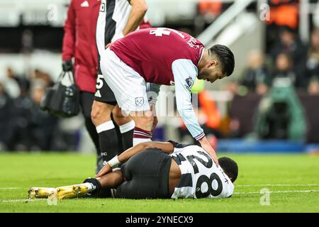 Carlos Soler de West Ham United check on Joe Willock de Newcastle United lors du match de premier League Newcastle United vs West Ham United au James's Park, Newcastle, Royaume-Uni, 25 novembre 2024 (photo Mark Cosgrove/News images) in, le 25/11/2024. (Photo de Mark Cosgrove/News images/SIPA USA) crédit : SIPA USA/Alamy Live News Banque D'Images