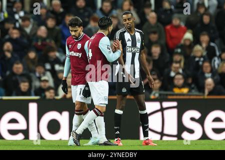 Carlos Soler de West Ham United et Alexander Isak de Newcastle United prennent la parole lors du premier League match Newcastle United vs West Ham United au James's Park, Newcastle, Royaume-Uni, 25 novembre 2024 (photo Mark Cosgrove/News images) Banque D'Images