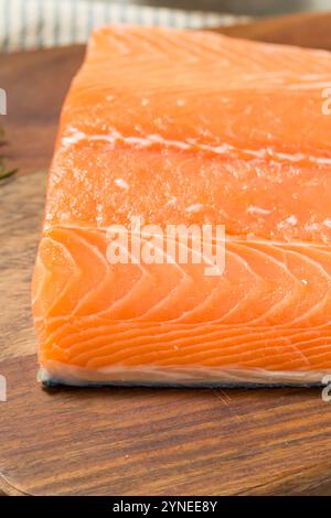 Filet de saumon cru biologique à l'aneth et au citron prêt à cuire Banque D'Images