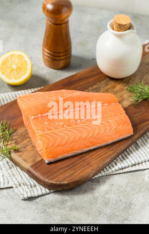 Filet de saumon cru biologique à l'aneth et au citron prêt à cuire Banque D'Images