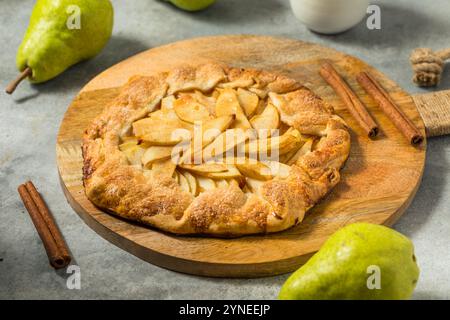 Dessert galette de poires maison sucrée d'automne avec sucre et cannelle Banque D'Images
