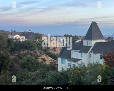 Vue de l'observatoire Griffith Park depuis une maison dans les collines d'Hollywood au crépuscule, Los Angeles, Californie, États-Unis Banque D'Images