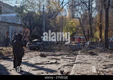 ODESSA, UKRAINE - 25 NOVEMBRE 2024 - des gens sont dans la rue après une attaque de missiles russes dans le centre d'Odessa, dans le sud de l'Ukraine. Dans la matinée du 25 novembre, la Russie a attaqué le centre d'Odessa, prétendument avec un missile balistique endommageant des infrastructures civiles, y compris un bâtiment scolaire. Au moins 11 personnes ont été blessées. Banque D'Images