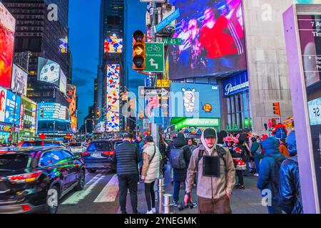 Scène nocturne animée à Times Square, New York, avec panneaux d'affichage illuminés, circulation animée et foule de gens dans les rues. New York. ÉTATS-UNIS. Banque D'Images
