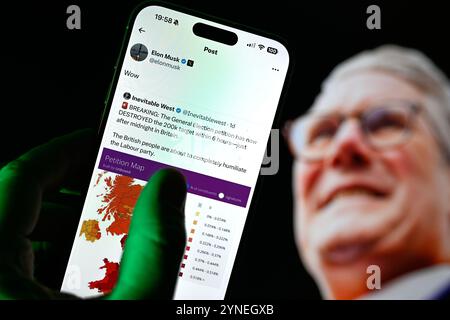 Varsovie, Pologne. 25 novembre 2024. Un billet appelant à une élection générale au Royaume-Uni est vu reposté par Elon Musk avec une image de Keir Starmer en arrière-plan dans cette photo d'illustration prise à Varsovie, Pologne, le 25 novembre 2024. (Photo de Jaap Arriens/Sipa USA) crédit : Sipa USA/Alamy Live News Banque D'Images