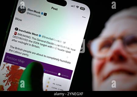 Varsovie, Pologne. 25 novembre 2024. Un billet appelant à une élection générale au Royaume-Uni est vu reposté par Elon Musk avec une image de Keir Starmer en arrière-plan dans cette photo d'illustration prise à Varsovie, Pologne, le 25 novembre 2024. (Photo de Jaap Arriens/Sipa USA) crédit : Sipa USA/Alamy Live News Banque D'Images