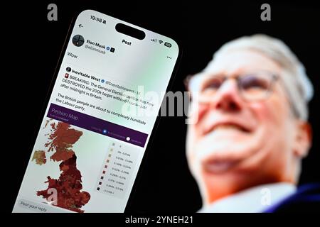 Varsovie, Pologne. 25 novembre 2024. Un billet appelant à une élection générale au Royaume-Uni est vu reposté par Elon Musk avec une image de Keir Starmer en arrière-plan dans cette photo d'illustration prise à Varsovie, Pologne, le 25 novembre 2024. (Photo de Jaap Arriens/Sipa USA) crédit : Sipa USA/Alamy Live News Banque D'Images