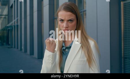En colère énervé mécontent femme caucasienne femme d'affaires femme d'affaires chef de chef patron femme client mécontent client à l'extérieur près de l'immeuble de bureaux Banque D'Images