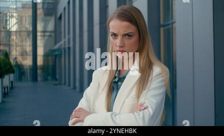 En colère énervé mécontent femme caucasienne femme d'affaires femme d'affaires chef de chef patron femme client mécontent client à l'extérieur près de l'immeuble de bureaux Banque D'Images