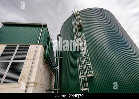 Biogasanlage, mit Heißwasserspeicher, erzeugt wird das Gas aus verschiedener Biomasse, auch aus Abfällen der Lebensmittelindustrie, der Strom wird in Blockheizkraftwerken, mit dem erzeugten Biogas, hergestellt und ins Netz eingespeist, die über wird Wärme eGasin Nahwärmenetz an 70 Haushalten geschickt, ein Teil des gaz chauds Anröchte l'électricité est produite en chaleur combinée Banque D'Images