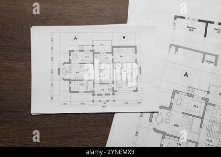 Différents dessins architecturaux sur table en bois, vue de dessus Banque D'Images