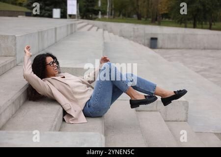 Femme blessée dans les escaliers à l'extérieur après la chute. Accident dangereux Banque D'Images