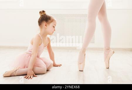 Petite fille regardant danseuse de ballet professionnelle Banque D'Images