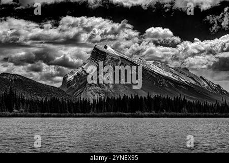 Les montagnes Rocheuses canadiennes vues aux lacs Vermillion près de Banff, Alberta, Canada Banque D'Images