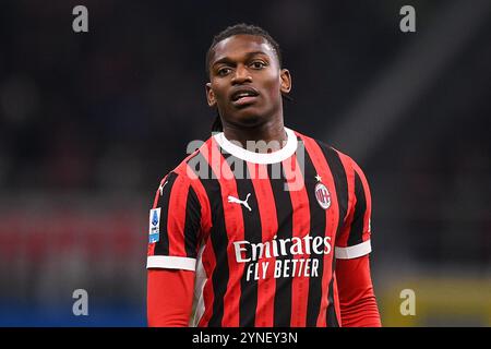 Rafael Leao, de l’AC Milan, réagit lors du match de Serie A entre l’AC Milan et la Juventus au Stadio Giuseppe Meazza le 23 novembre 2024 à Milan, en Italie. Banque D'Images