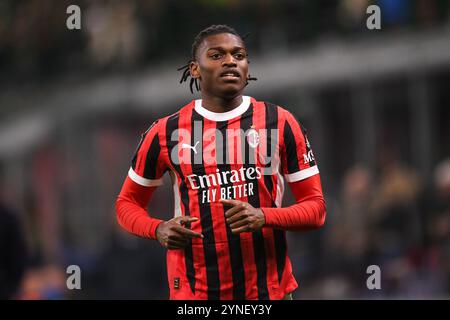 Rafael Leao, de l’AC Milan, regarde le match de Serie A entre l’AC Milan et la Juventus au Stadio Giuseppe Meazza le 23 novembre 2024 à Milan, en Italie. Banque D'Images