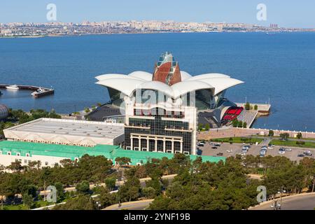 Le Deniz Mall (2020) conçu par Chapman Taylor sous la forme d'une fleur de lotus construite sur un terrain récupéré de la mer Caspienne à Bakou, Azerbaïdjan Banque D'Images