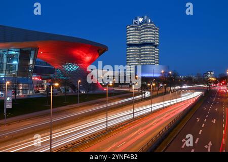 BMW Welt und Doppelkegel,Hochhaus,Sitz der BMW AG in Muenchen,Nachtaufnahme, Gebaeude.,Aussenaufnhame, Gebaeude, Autobauer,Auto,Autos,automobile, Hersteller,Autoindustrie,Premiummarke. Strassenverkehr, Mittlerer Ring, *** BMW Welt et double cône, gratte-ciel, siège social de BMW AG à Munich, nuit, bâtiment, extérieur, bâtiment, constructeur automobile, voiture, voitures, automobiles, fabricant, industrie automobile, trafic routier de marque premium, Mittlerer Ring, Banque D'Images