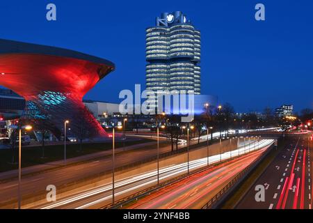 BMW Welt und Doppelkegel,Hochhaus,Sitz der BMW AG in Muenchen,Nachtaufnahme, Gebaeude.,Aussenaufnhame, Gebaeude, Autobauer,Auto,Autos,automobile, Hersteller,Autoindustrie,Premiummarke. Strassenverkehr, Mittlerer Ring, *** BMW Welt et double cône, gratte-ciel, siège social de BMW AG à Munich, nuit, bâtiment, extérieur, bâtiment, constructeur automobile, voiture, voitures, automobiles, fabricant, industrie automobile, trafic routier de marque premium, Mittlerer Ring, Banque D'Images