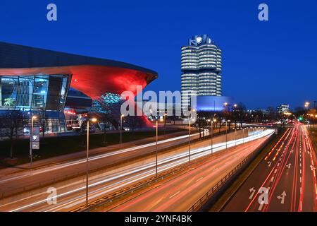 BMW Welt und Doppelkegel,Hochhaus,Sitz der BMW AG in Muenchen,Nachtaufnahme, Gebaeude.,Aussenaufnhame, Gebaeude, Autobauer,Auto,Autos,automobile, Hersteller,Autoindustrie,Premiummarke. Strassenverkehr, Mittlerer Ring, *** BMW Welt et double cône, gratte-ciel, siège social de BMW AG à Munich, nuit, bâtiment, extérieur, bâtiment, constructeur automobile, voiture, voitures, automobiles, fabricant, industrie automobile, trafic routier de marque premium, Mittlerer Ring, Banque D'Images