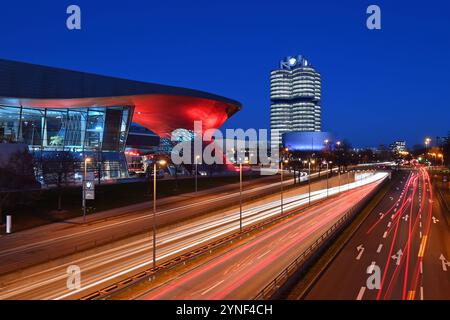 BMW Welt und Doppelkegel,Hochhaus,Sitz der BMW AG in Muenchen,Nachtaufnahme, Gebaeude.,Aussenaufnhame, Gebaeude, Autobauer,Auto,Autos,automobile, Hersteller,Autoindustrie,Premiummarke. Strassenverkehr, Mittlerer Ring, *** BMW Welt et double cône, gratte-ciel, siège social de BMW AG à Munich, nuit, bâtiment, extérieur, bâtiment, constructeur automobile, voiture, voitures, automobiles, fabricant, industrie automobile, trafic routier de marque premium, Mittlerer Ring, Banque D'Images