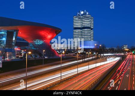 BMW Welt und Doppelkegel,Hochhaus,Sitz der BMW AG in Muenchen,Nachtaufnahme, Gebaeude.,Aussenaufnhame, Gebaeude, Autobauer,Auto,Autos,automobile, Hersteller,Autoindustrie,Premiummarke. Strassenverkehr, Mittlerer Ring, *** BMW Welt et double cône, gratte-ciel, siège social de BMW AG à Munich, nuit, bâtiment, extérieur, bâtiment, constructeur automobile, voiture, voitures, automobiles, fabricant, industrie automobile, trafic routier de marque premium, Mittlerer Ring, Banque D'Images