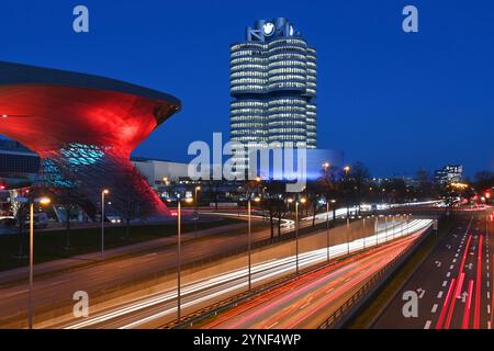 Munich, Deutschland. 25 novembre 2024. BMW Welt et double cône, tour en hauteur, siège social de BMW AG à Munich, après-coup, bâtiment, plan extérieur, bâtiment, constructeur automobile, voiture, voitures, automobiles, fabricant, industrie automobile, marque premium. Trafic routier, withtlerer Ring, ?? Crédit : dpa/Alamy Live News Banque D'Images