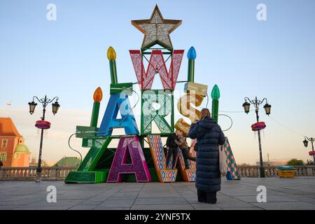 Varsovie, Pologne. 25 novembre 2024. Les visiteurs sont vus devant une décoration lumineuse à Varsovie, Pologne, le 25 novembre 2024. Crédit : Jaap Arriens/Xinhua/Alamy Live News Banque D'Images