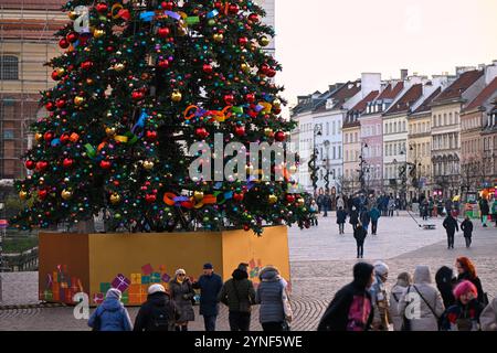 Varsovie, Pologne. 25 novembre 2024. Les gens passent devant un arbre de Noël à Varsovie, en Pologne, le 25 novembre 2024. Crédit : Jaap Arriens/Xinhua/Alamy Live News Banque D'Images