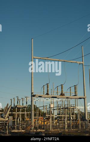 Vue verticale d'une sous-station électrique urbaine. Avec High Power Lines en Floride. Ciel bleu. Modernisation des infrastructures avec de grands poteaux métalliques. Banque D'Images