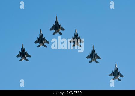 Six F-15E Strike Eagles de l’US Air Force, affectés au 391st Fighter Squadron « Bold Tigers », volent en formation au-dessus de l’aéroport régional de Magic Valley à Twin Falls, Idaho, au cours de l’exercice RAGING GUNFIGHTER 25-1, Oct. 30, 2024. Des aviateurs de la base aérienne Mountain Home Air Force ont mené un exercice de COMBAT ENRAGÉ 25-1, un exercice de préparation opérationnelle de routine, à divers endroits dans la sous-région Mountain West aux États-Unis, à partir du 21 octobre et d'une durée d'environ 10 jours. La Force aérienne est en train de réoptimiser ses structures organisationnelles, son concept d'opérations de combat, sa présentation des forces Banque D'Images