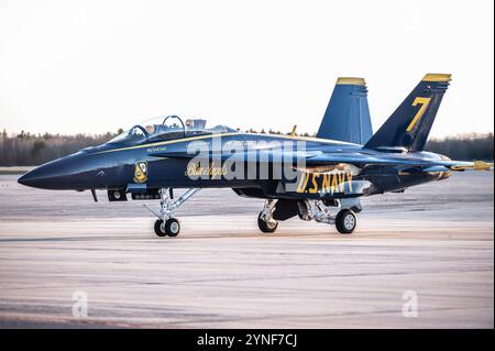 Les Blue Angels de l'US Navy, escadron de démonstration de vol de la Navy, arrivent à la base de la Garde nationale de Pease Air, New Hampshire, 25 novembre 2024. Les Blue Angels ont prévu une visite hivernale de la base en préparation du Thunder Over New Hampshire Air Show prévu pour septembre 2025. (Photo de la Garde nationale aérienne par Tech. Sgt. April S. Jackson) Banque D'Images