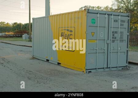 Usage éditorial uniquement le 23 novembre 2024. Petersburg, FL, États-Unis. Remorque à roulettes HERC jaune et grise sur terre à côté d'un tapis de route temporaire. À un électr Banque D'Images