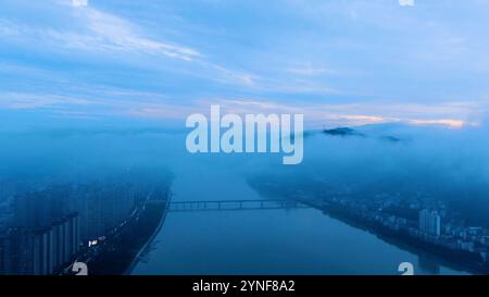 Vue aérienne de la belle rivière fuchun après la pluie, tonglu hangzhou ville, province du zhejiang, Chine. Photo de haute qualité Banque D'Images