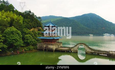 Vue aérienne de la belle rivière fuchun après la pluie, tonglu hangzhou ville, province du zhejiang, Chine. Photo de haute qualité Banque D'Images
