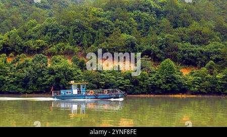 Vue aérienne de la belle rivière fuchun après la pluie, tonglu hangzhou ville, province du zhejiang, Chine. Photo de haute qualité Banque D'Images
