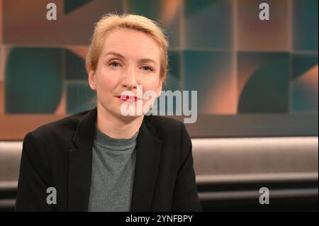 Politikerin Ines Schwerdtner, DIE LINKE, Co-Parteivorsitzende zu Gast in der ARD Talkshow Hart aber Fair mit dem Thema Angst vor der Eskalation : Entscheidet der Ukraine-Krieg die Wahl *** politicienne Ines Schwerdtner, DIE LINKE, co-présidente du parti, en tant qu'invitée sur le talk-show ARD Hart aber Fair avec le sujet de l'escalade de l'élection Banque D'Images