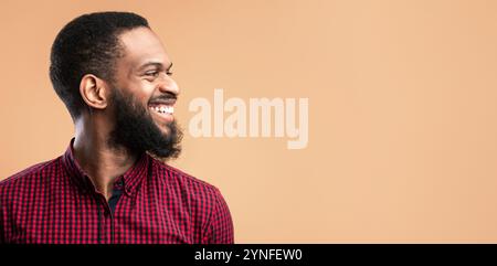 Portrait latéral de masculin afro Guy regardant le copyspace Banque D'Images